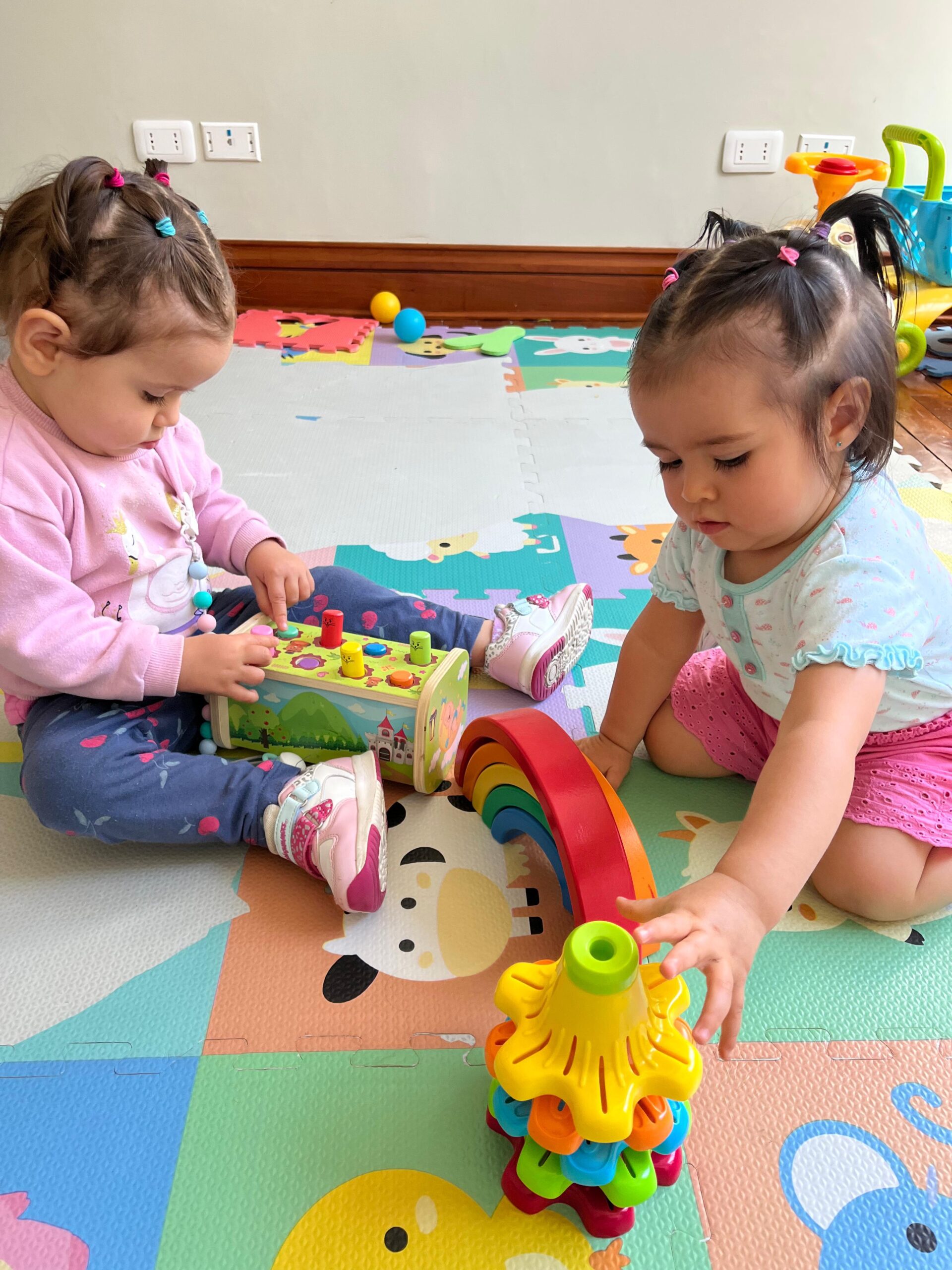 Niña jugando